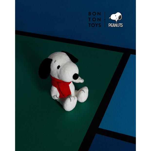 Snoopy Sitting with Scarf 17cm